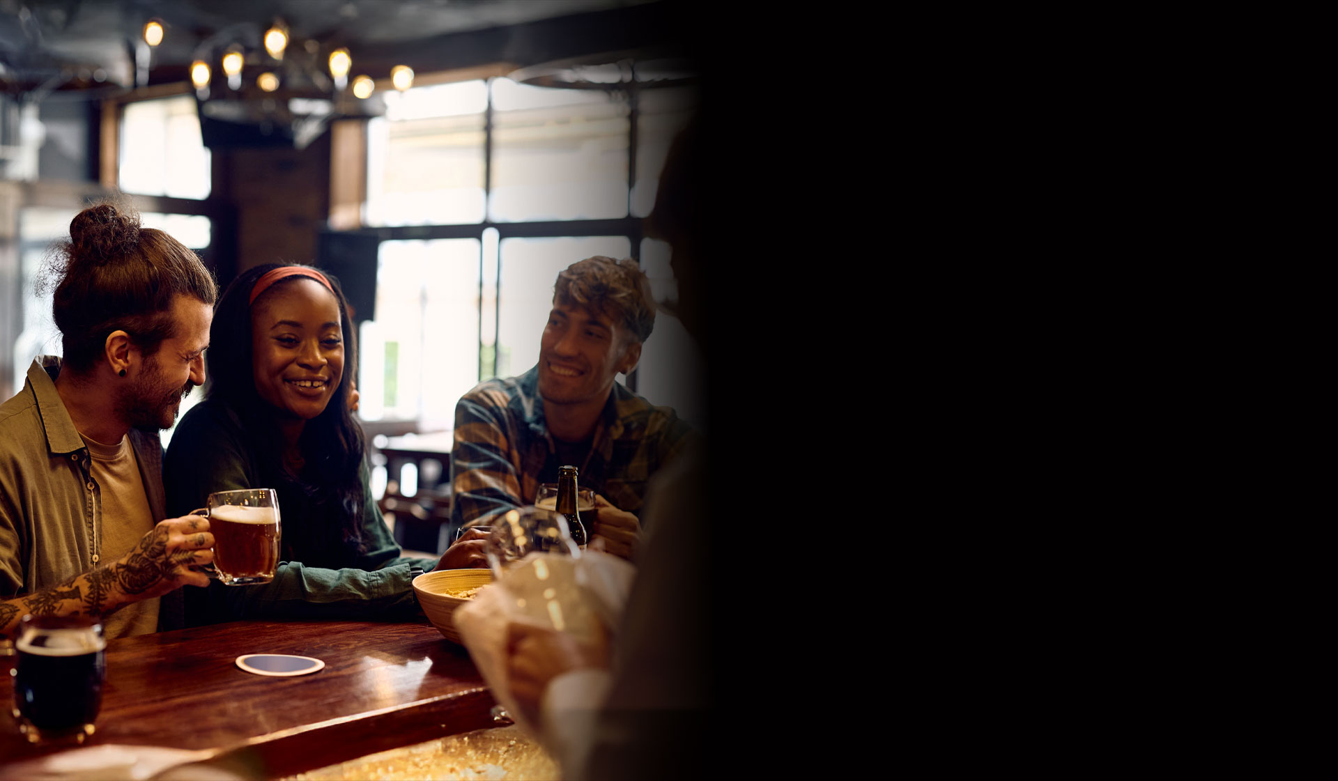 Clients profitant de l'ambiance chaleureuse de la Brasserie Y